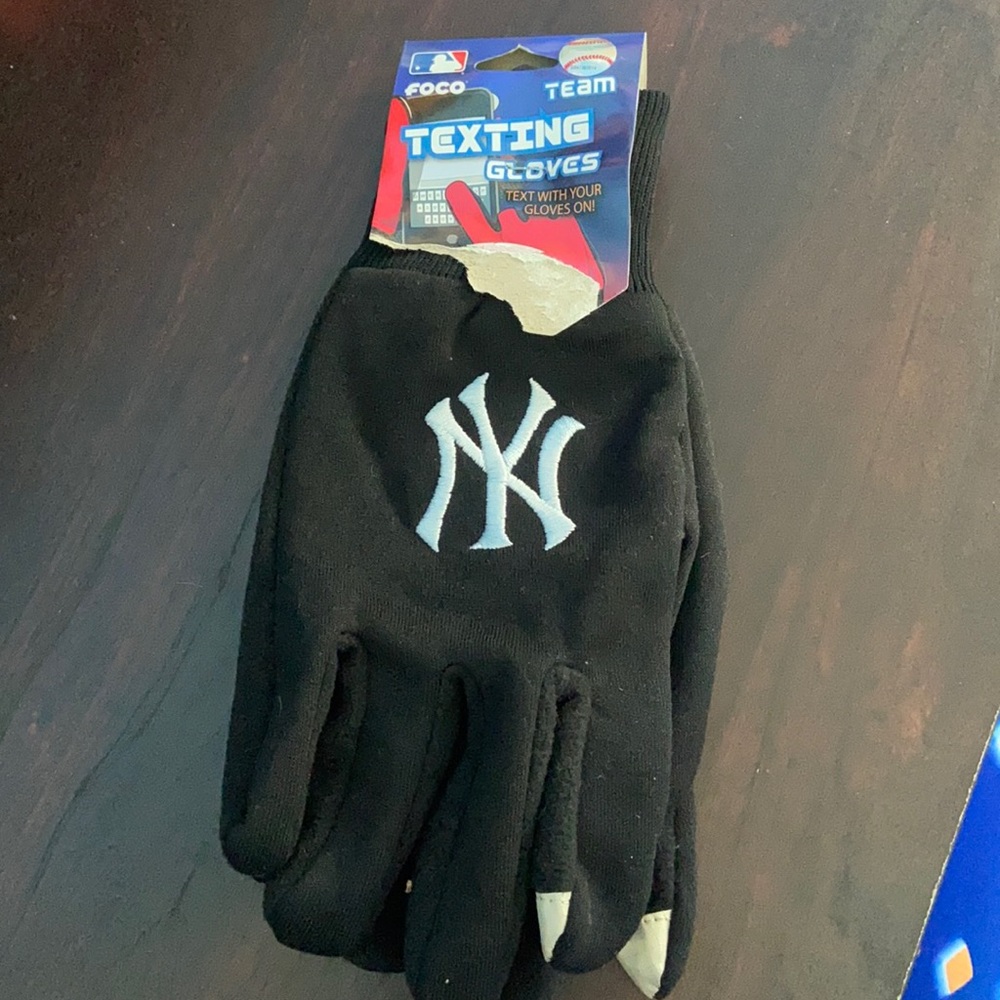 Yankees men’s gloves